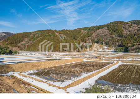浅春のマキノ町の田園風景 滋賀県高島市 浅春のマキノ町の田園風景 滋賀県高島市 136880534