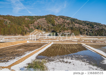 浅春のマキノ町の田園風景 滋賀県高島市 浅春のマキノ町の田園風景 滋賀県高島市 136880535