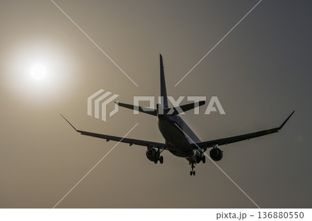 夕暮れの仙台空港 夕日と着陸中の飛行機 宮城県名取市 夕暮れの仙台空港 夕日と着陸中の飛行機 宮城県名取市 136880550