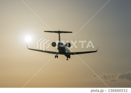 夕暮れの仙台空港 夕日と着陸中の飛行機 宮城県名取市 夕暮れの仙台空港 夕日と着陸中の飛行機 宮城県名取市 136880552