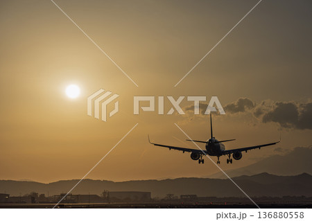 夕暮れの仙台空港 夕日と着陸中の飛行機 宮城県名取市 夕暮れの仙台空港 夕日と着陸中の飛行機 宮城県名取市 136880558