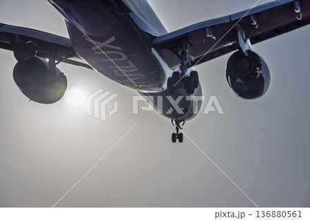 夕暮れの仙台空港　夕日と着陸中の飛行機　宮城県名取市 136880561