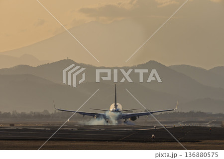 夕暮れの仙台空港　着陸中の飛行機　宮城県名取市 136880575