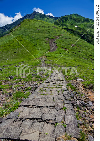 鳥海山・八丁坂と新山山頂の眺め 鳥海山・八丁坂と新山山頂の眺め 136880612