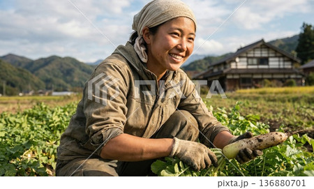 収穫した野菜を持つ笑顔の若い女性農家と日本の美しい里山の風景 収穫した野菜を持つ笑顔の若い女性農家と日本の美しい里山の風景 136880701
