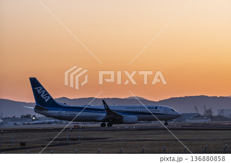 夕暮れの仙台空港　タキシング中の飛行機　宮城県名取市 136880858