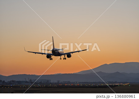 夕暮れの仙台空港 着陸中の飛行機 宮城県名取市 夕暮れの仙台空港 着陸中の飛行機 宮城県名取市 136880961