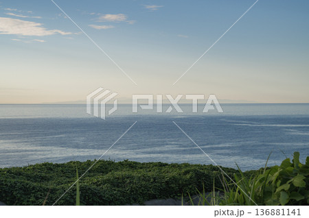 新潟 高台から見る柏崎上輪海岸と佐渡島 新潟 高台から見る柏崎上輪海岸と佐渡島 136881141