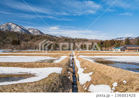 残雪の田園風景 滋賀県高島市マキノ町 残雪の田園風景 滋賀県高島市マキノ町 136881428