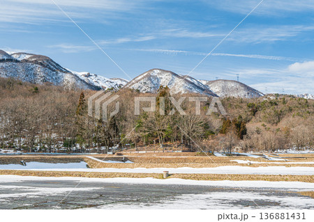 残雪の田園風景 滋賀県高島市マキノ町 残雪の田園風景 滋賀県高島市マキノ町 136881431