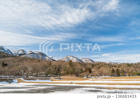 残雪の田園風景　滋賀県高島市マキノ町 136881433
