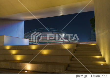 夜のガラスドーム建築とライトアップされた階段空間 夜のガラスドーム建築とライトアップされた階段空間 136881447