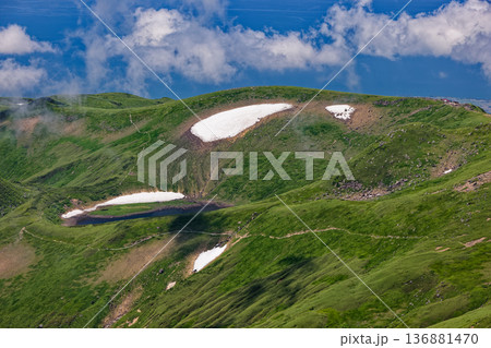 鳥海山・外輪山から見る鳥海湖と御浜小屋・日本海 136881470