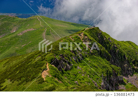 鳥海山・外輪山を登る登山者と八丁坂・日本海の眺め 136881473