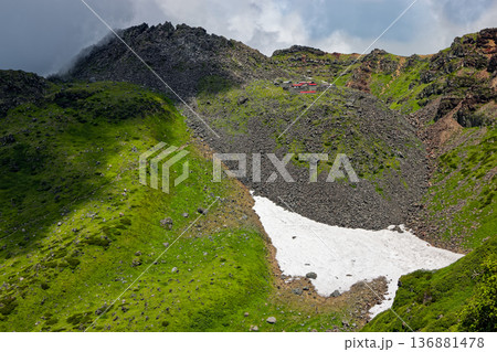 鳥海山・外輪山から見る新山山頂と大物忌神社 136881478