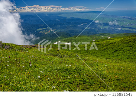 鳥海山・外輪山から見る湯ノ台コース登山口と庄内平野・日本海の眺め 136881545