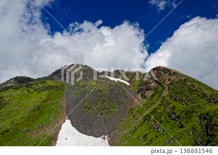 鳥海山・外輪山から見る新山山頂と大物忌神社 鳥海山・外輪山から見る新山山頂と大物忌神社 136881546