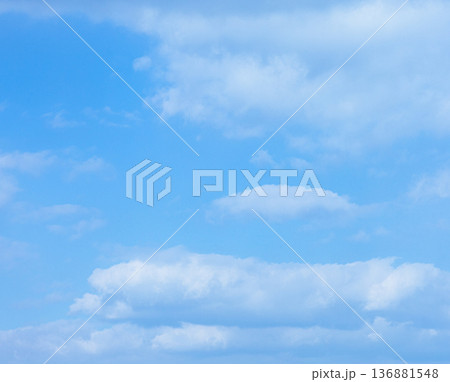 淡い青空と白い雲とシンプルな風景 淡い青空と白い雲とシンプルな風景 136881548