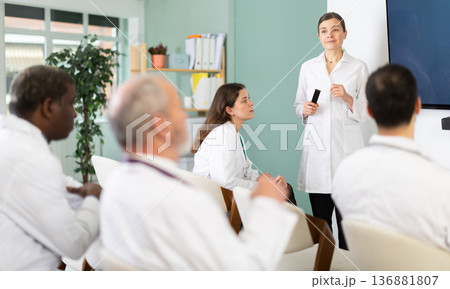 Female doctor giving a lecture for advanced training 136881807