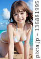 夏空のビーチでビキニの水着を着た笑顔の若い女性 136881995