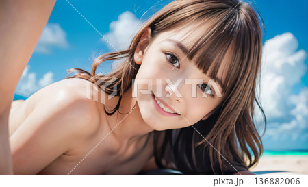 夏空のビーチでビキニの水着を着た笑顔の若い女性 136882006