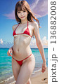夏空のビーチでビキニの水着を着た笑顔の若い女性 136882008