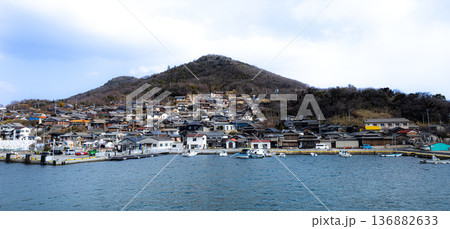 瀬戸内海に浮かぶ香川県男木島をフェリーから見た風景 瀬戸内海に浮かぶ香川県男木島をフェリーから見た風景 136882633