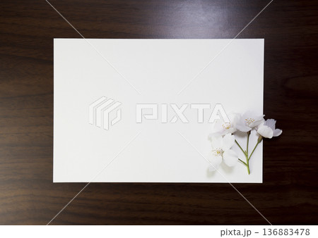 桜の花と白いメッセージカード 桜の花と白いメッセージカード 136883478
