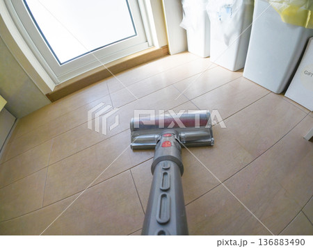 掃除機をかける（POV撮影） 136883490