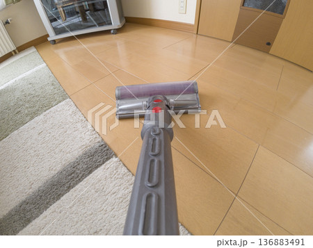 掃除機をかける（POV撮影） 136883491