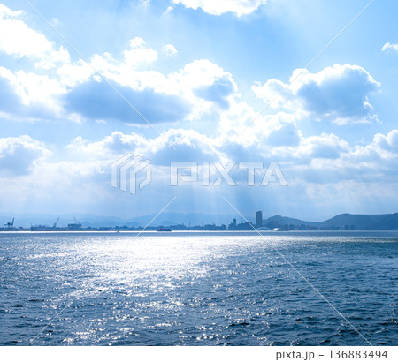 男木島行きのフェリーから見る高層ビルも見える香川県高松市 136883494