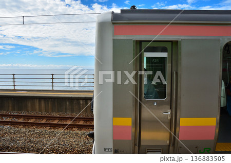 新潟　JR青海川駅に停車中のE129系電車 136883505