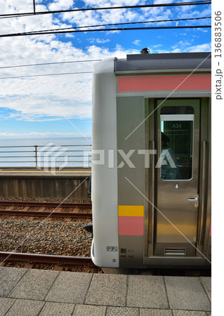 新潟 JR青海川駅に停車中のE129系電車 新潟 JR青海川駅に停車中のE129系電車 136883506