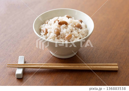 ピーナツご飯と箸 ピーナツご飯と箸 136883538