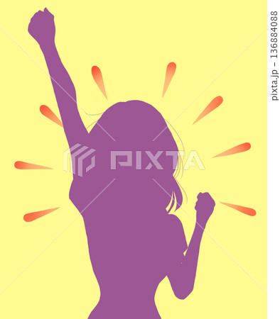 拳を挙げる女性 半袖 拳を挙げる女性 半袖 136884088