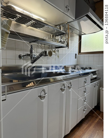 明るく清潔な白いキッチンセット 明るく清潔な白いキッチンセット 136884118