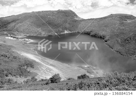 白馬大池と乗鞍岳　白馬大池～北アルプス白馬岳縦走登山（新聞、雑誌用） 136884154