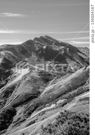 雪倉岳の山頂から見る白馬岳　北アルプス白馬岳～雪倉岳縦走登山（新聞、雑誌用） 136884167