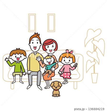 リビングにあるソファーに座っている仲良し家族 136884219