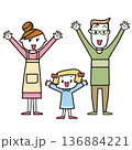 仲良し三人家族が両手を元気に挙げてる 136884221