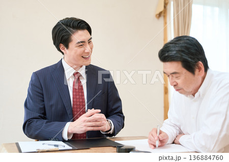 書類の書き方をサポートする士業の男性 136884760