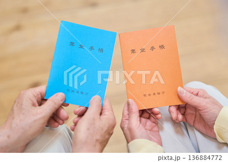 年金手帳を持つシニア夫婦の手元 136884772