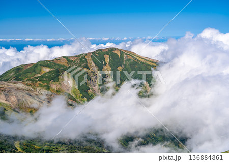 小蓮華山から見る雪倉岳 白馬大池~北アルプス白馬岳縦走登山 小蓮華山から見る雪倉岳 白馬大池~北アルプス白馬岳縦走登山 136884861