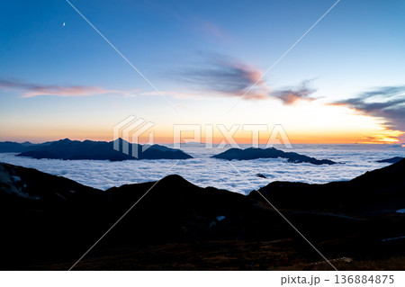 白馬山荘から見る雲海の立山連峰(剱岳と毛勝三山) 北アルプス白馬岳縦走登山 白馬山荘から見る雲海の立山連峰(剱岳と毛勝三山) 北アルプス白馬岳縦走登山 136884875