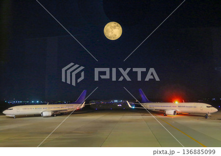 月が出た茨城空港 136885099