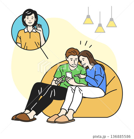 スマホで友人と会話しているカップル 136885586