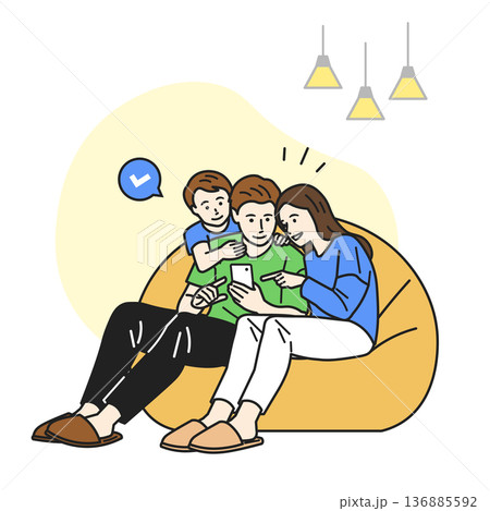 スマホで入力や申込みをしている家族 136885592