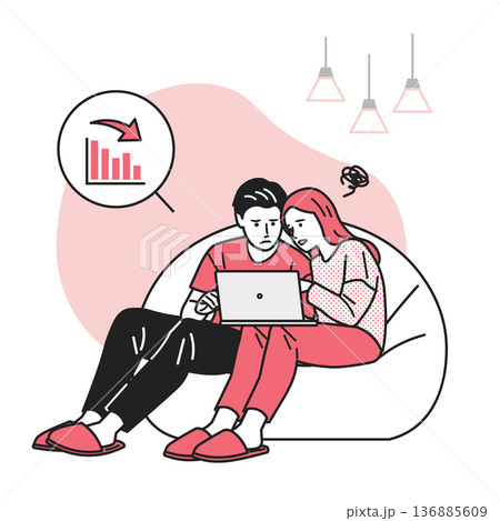 パソコンで損をしているカップル 136885609