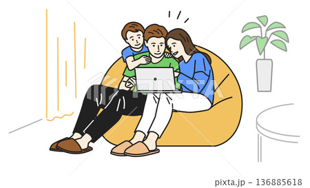 パソコンをしている家族 136885618