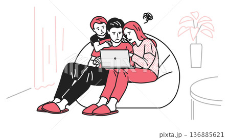 パソコンで困っている家族 136885621